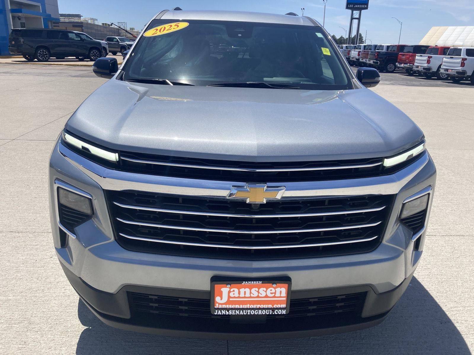 2025 Chevrolet Traverse LT