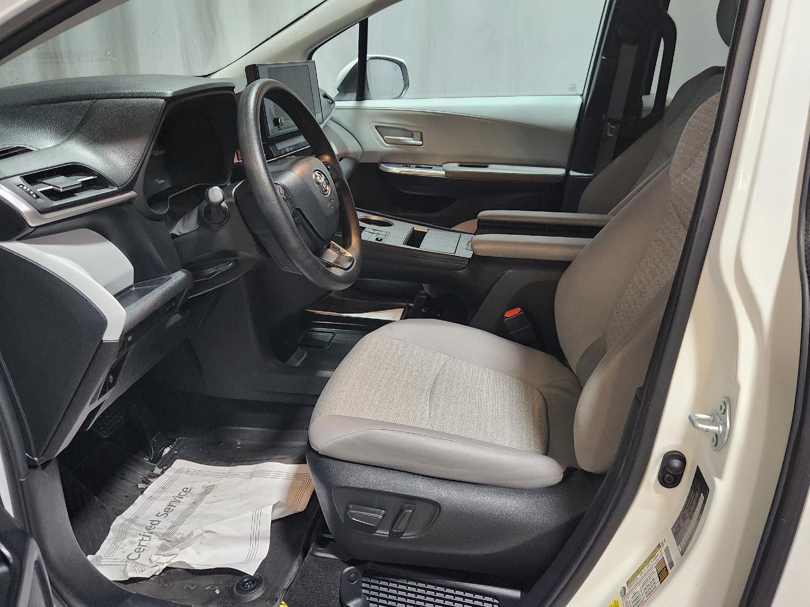 2025 Toyota Sienna LE