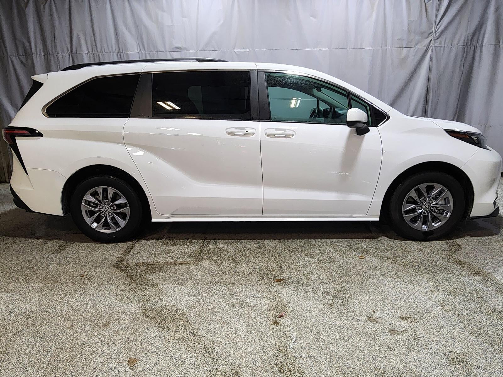 2025 Toyota Sienna LE