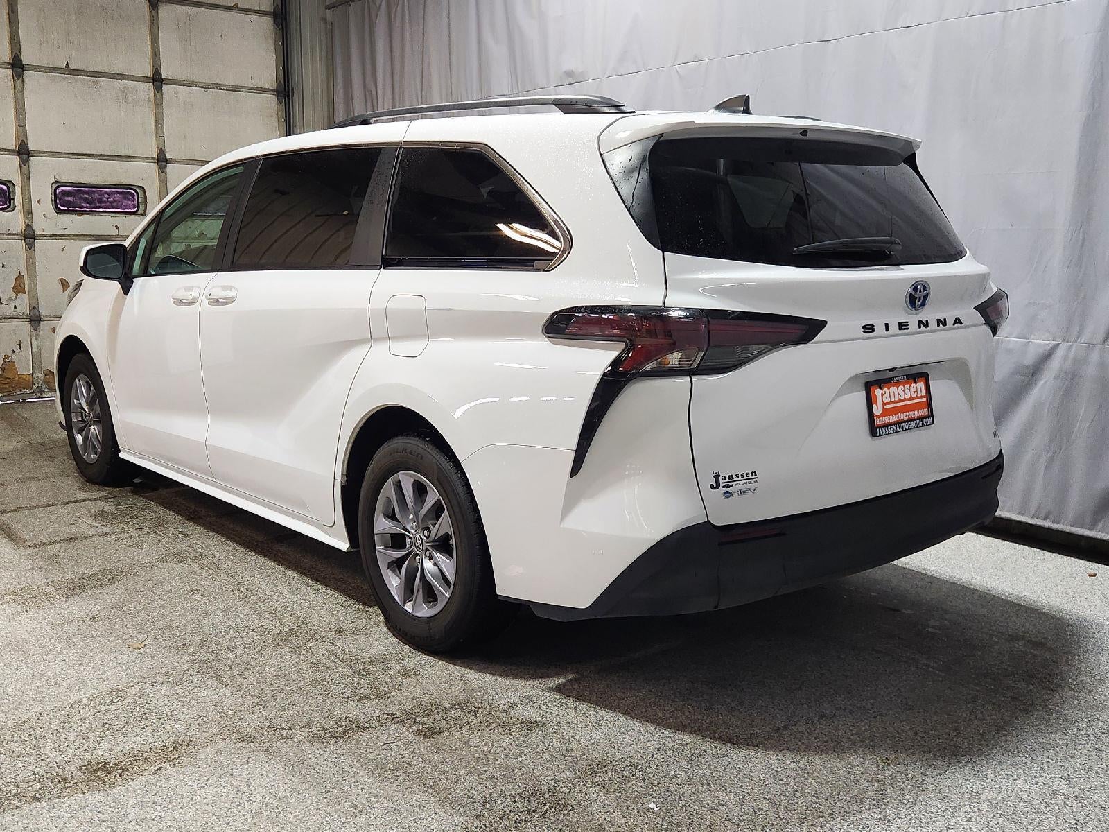 2025 Toyota Sienna LE